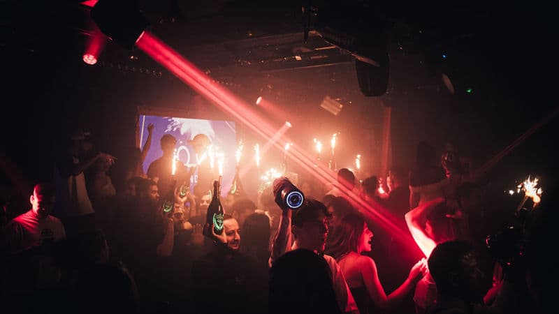 Are Drinks Cheaper at VIP Tables or the Bar in Mayfair Clubs?