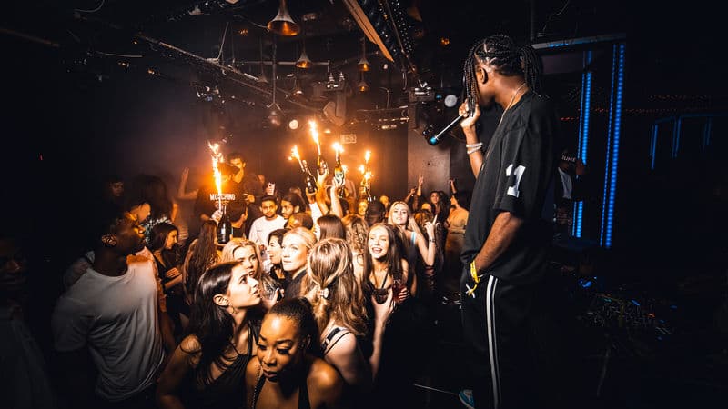 Are There Any London Nightclubs With Live Performers?